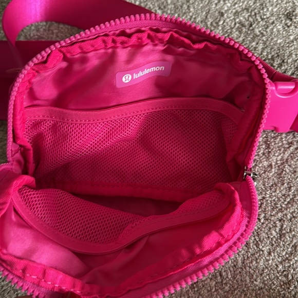Lululemon everywhere 1 L belt bag sonic pink - Picture 4 of 8